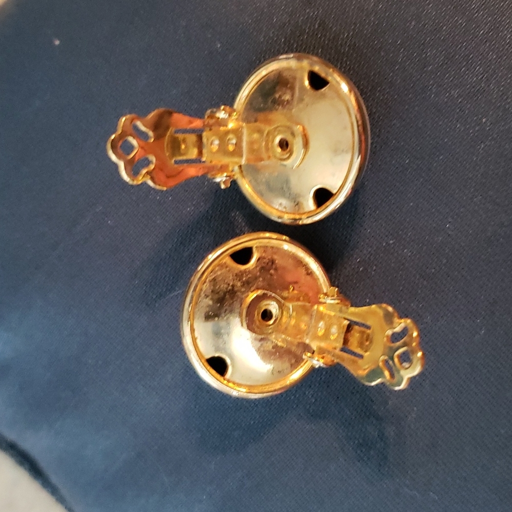 Vintage clip on earrings - Picture 7 of 8